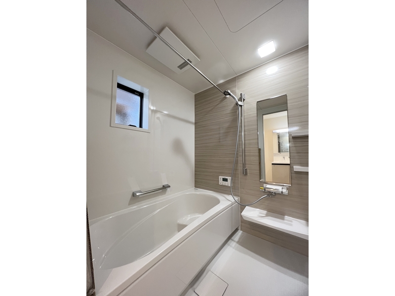3号地　タカラスタンダードの浴室は、汚れが染み込まないホーロー素材の壁で、マグネット仕様なので浮かせる収納によりお掃除楽々！床は濡れても滑りにくい素材を使用しているので安心！